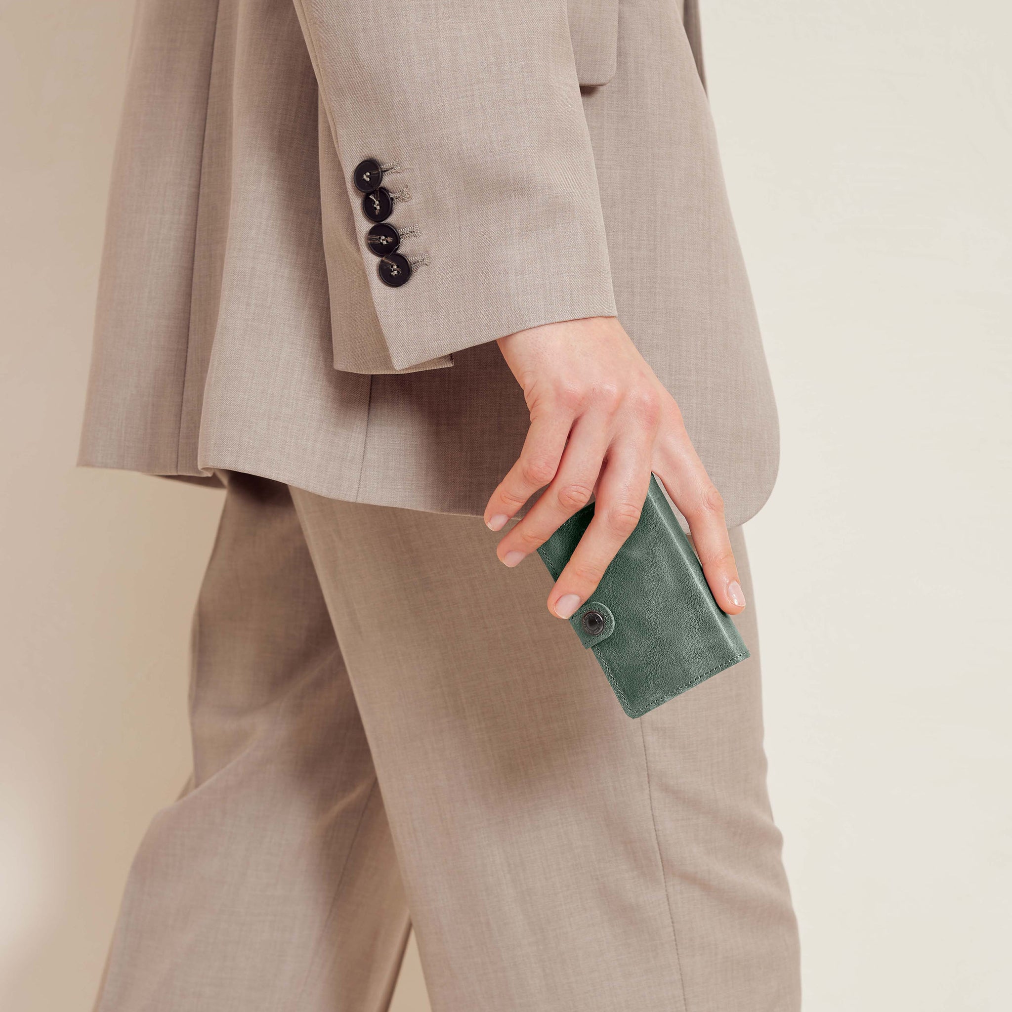 Secrid Miniwallet Vintage│art. MV-SAGE│Portemonnee en pasjeshouder│vastgehouden in hand