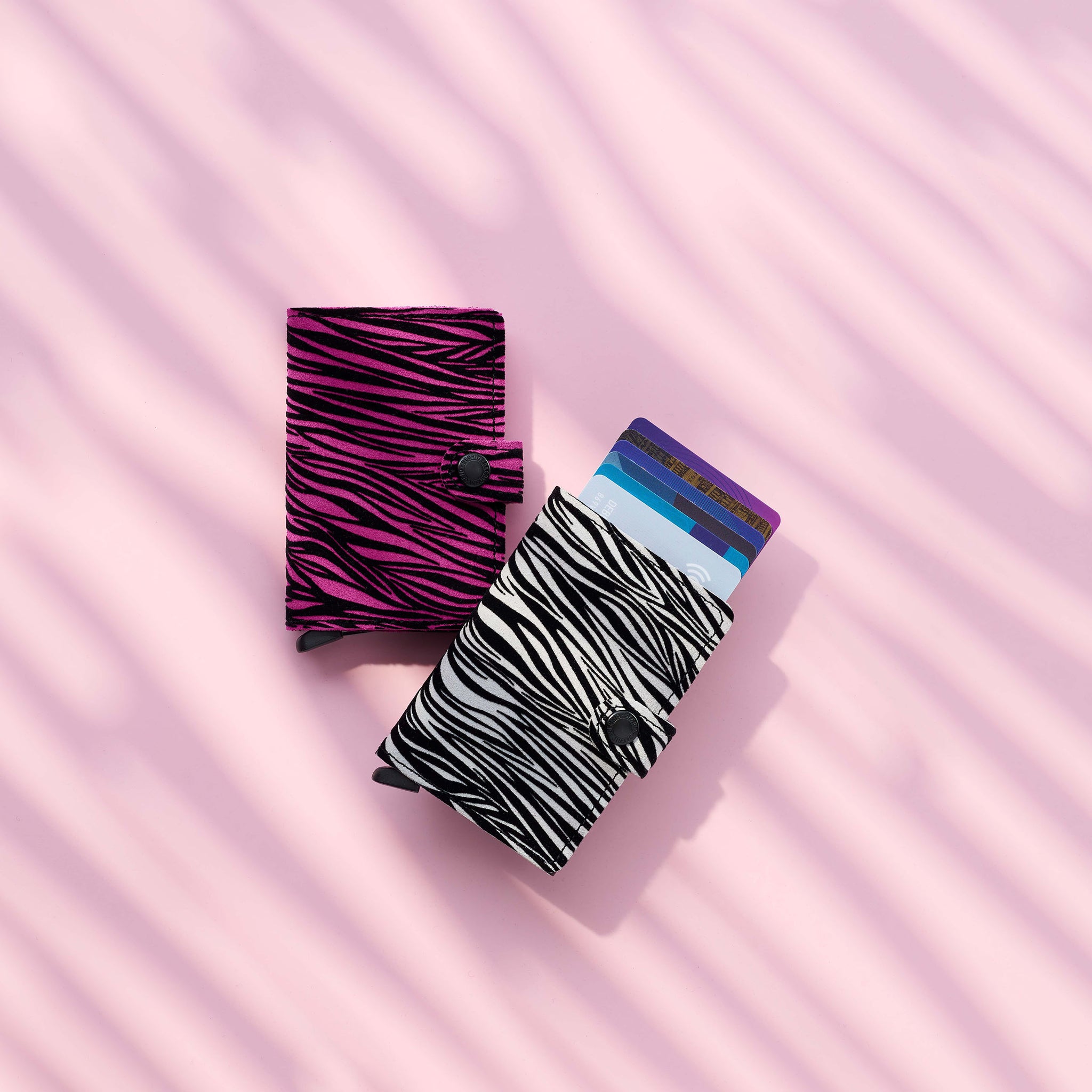 Secrid Miniwallet Zebra│art. MZE-LIGHT-GREY│pasjeshouder en Portemonnee│met Fuchsia versie op roze ondergrond