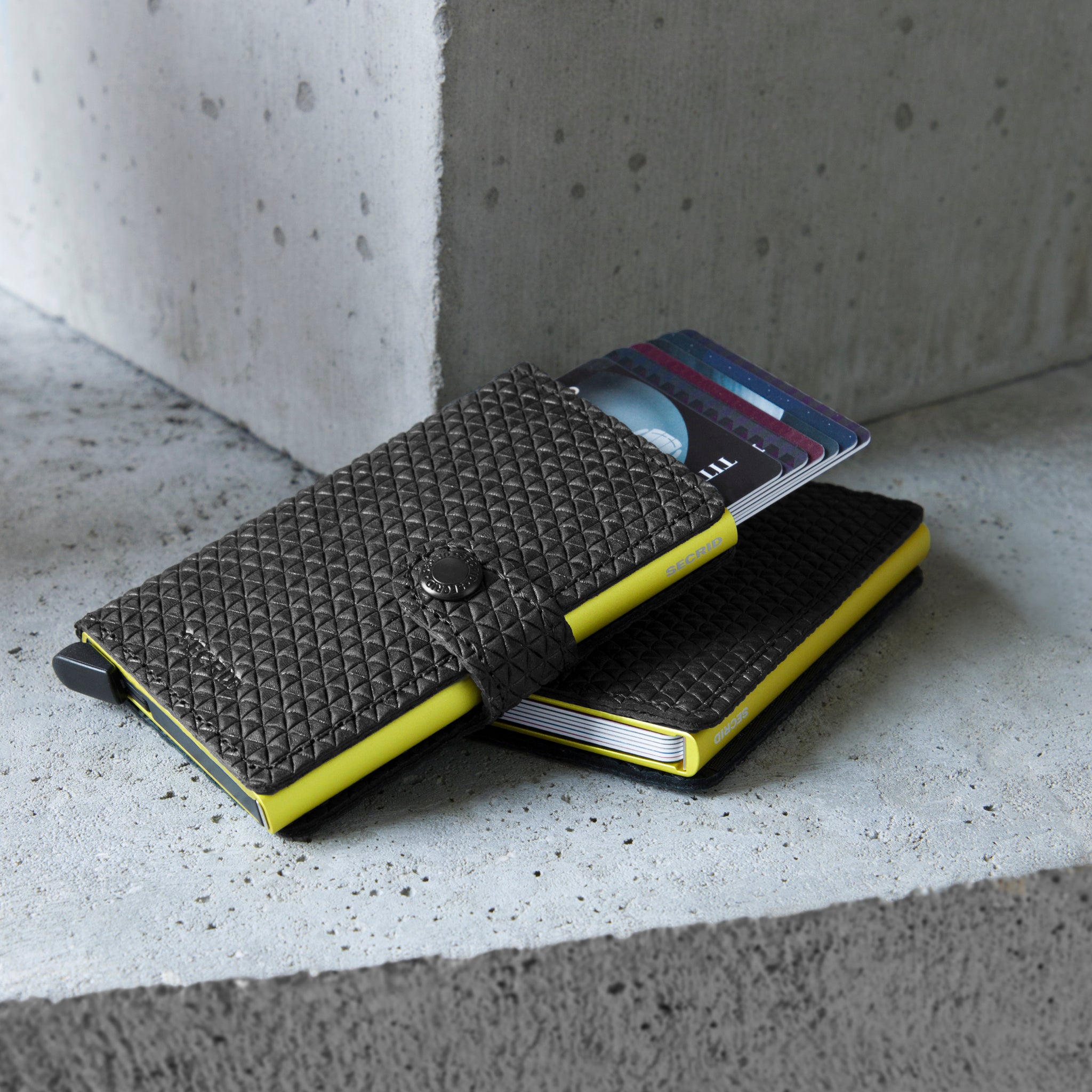 Secrid Slimwallet Diamond│art. SD-BLACK│Pasjeshouder│met miniwallet op betonnen blokken