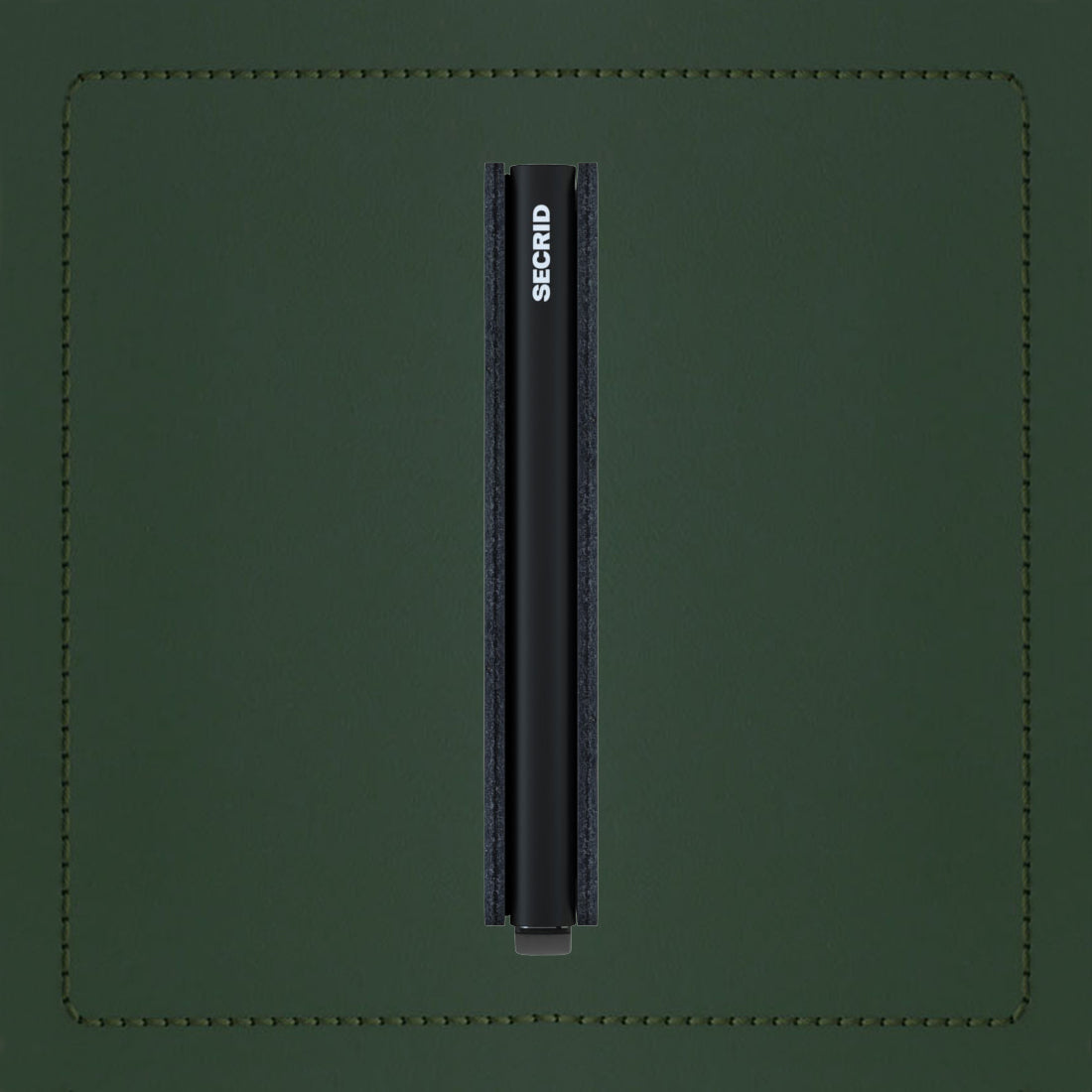 Secrid Slimwallet Matte│art. SM-GREEN-BLACK│Pasjeshouder│zijkant met leersoort op achtergrond