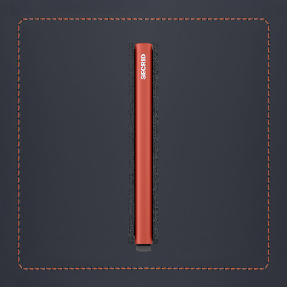 Secrid Slimwallet Matte│art. SM-NIGHTBLUE&ORANGE│Pasjeshouder│zijkant met leersoort op achtergrond
