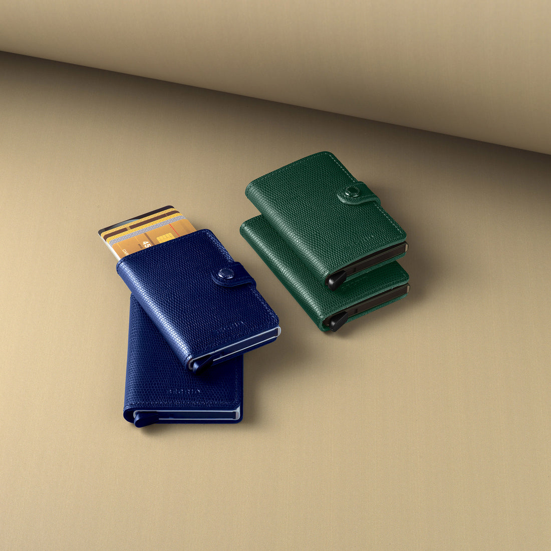 Secrid Slimwallet Rango│art. SRA-BLUE-TITANIUM│Pasjeshouder│voorkant met witte achtergrond