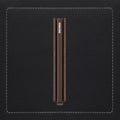 Secrid Slimwallet Saffiano│art. SSA-BROWN│Pasjeshouder│zijkant met leersoort op achtergrond