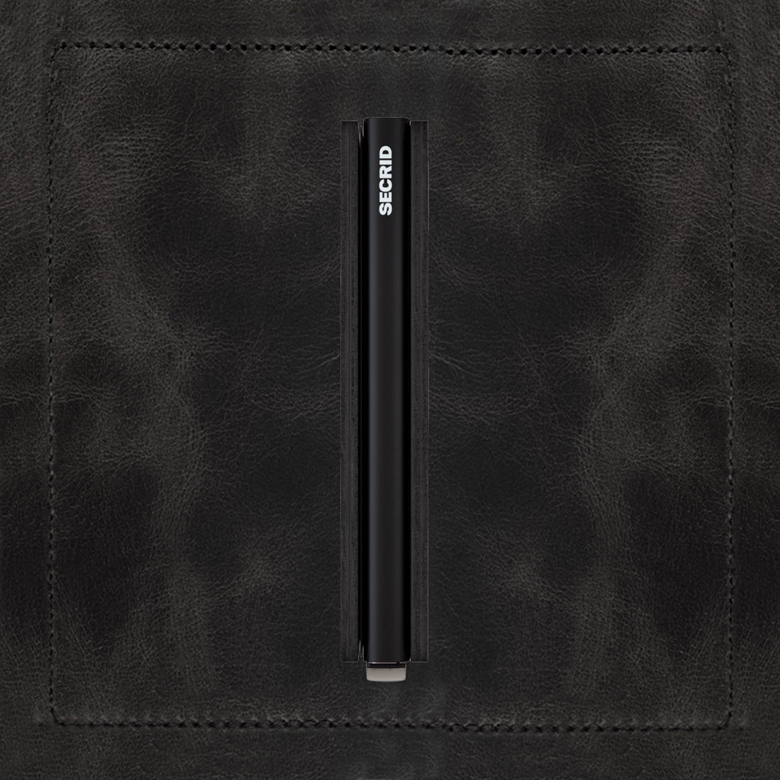 Secrid Slimwallet Vintage│art. SV-BLACK│Pasjeshouder│zijkant met leersoort op achtergrond