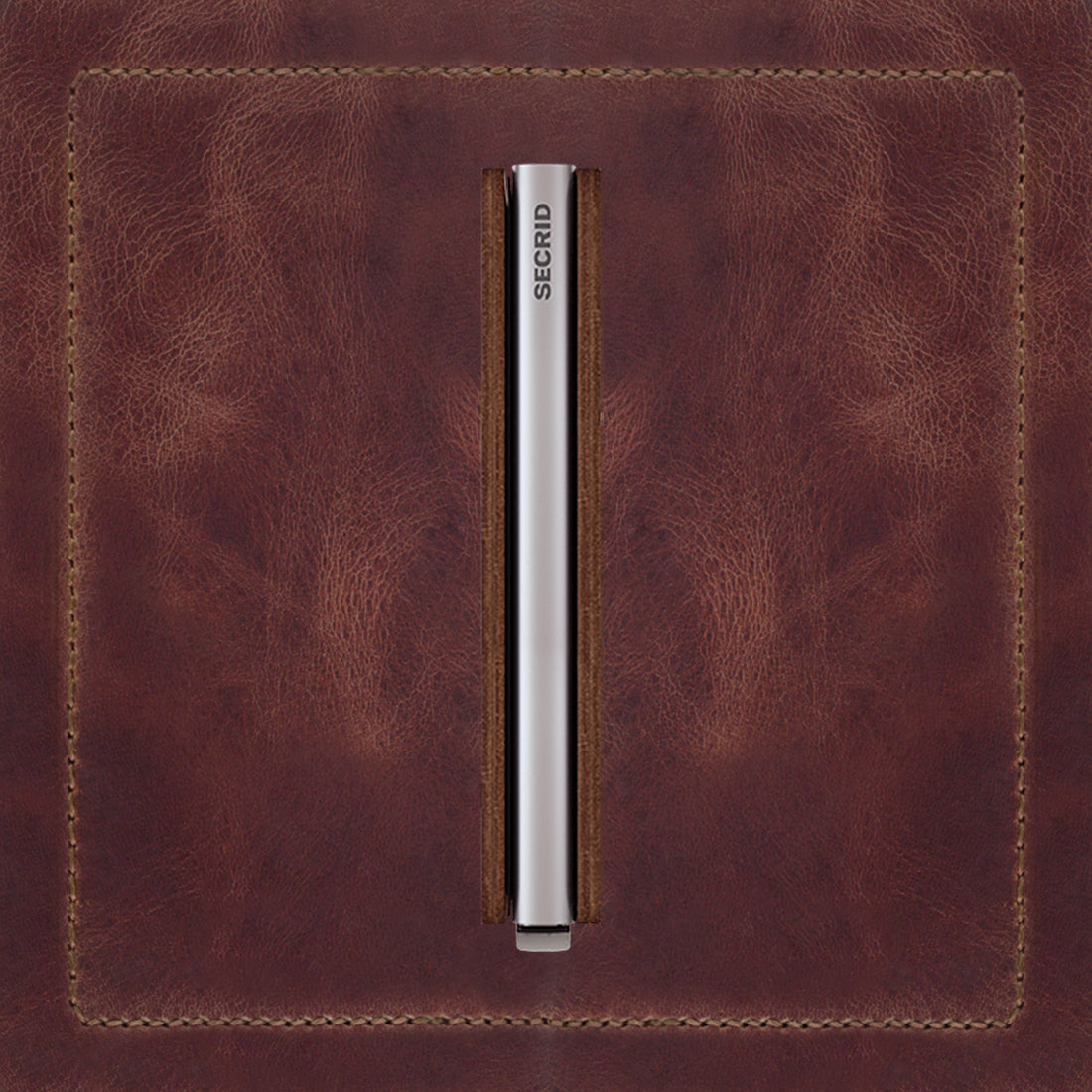 Secrid Slimwallet Vintage│Pasjeshouder│art. SV-BROWN│zijkant met leersoort op achtergrond