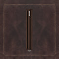 Secrid Slimwallet Vintage│art. SV-CHOCOLAT│Pasjeshouder│zijkant met leersoort op achtergrond