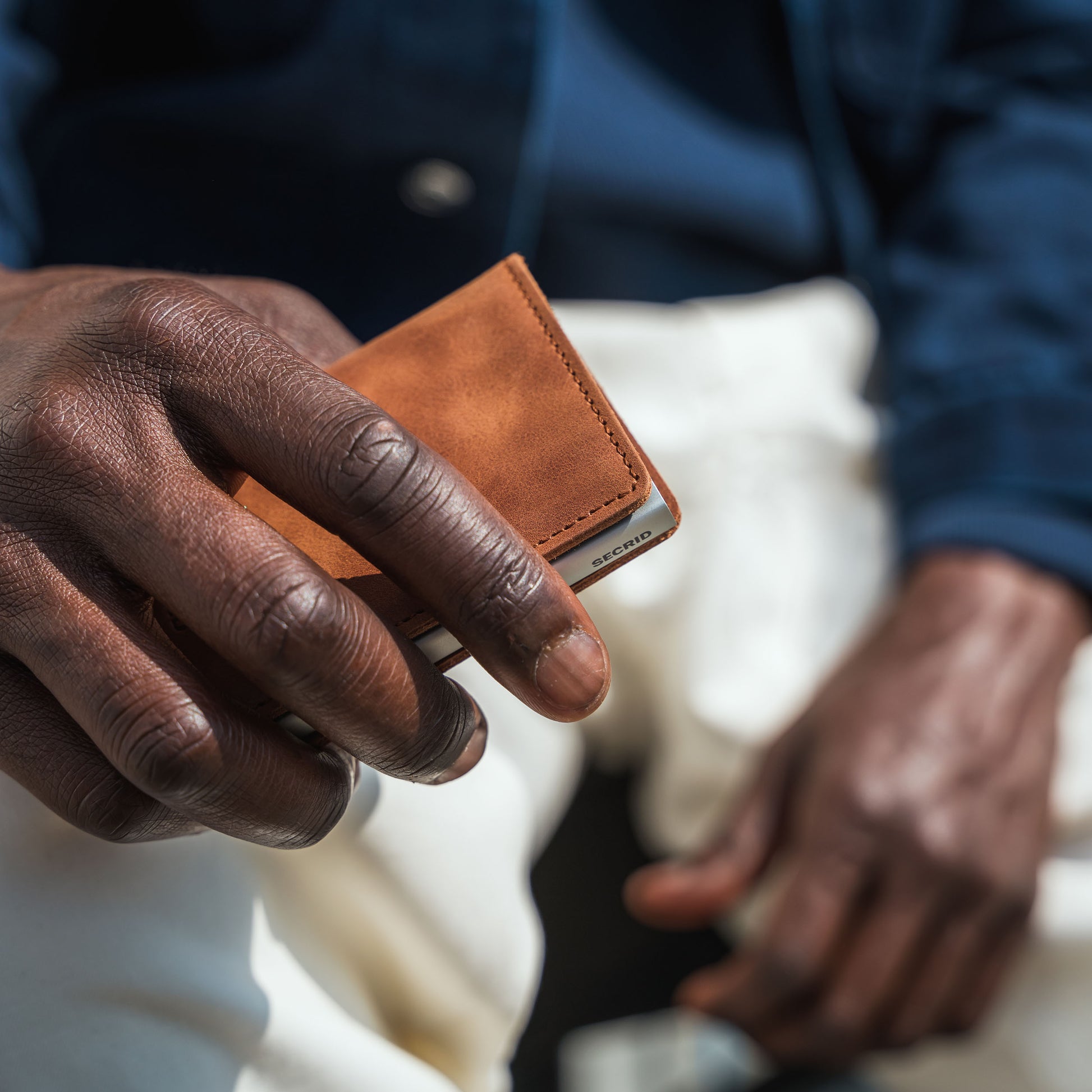 Secrid Slimwallet Vintage│Pasjeshouder│art. SV-COGNAC-SILVER│in hand van man