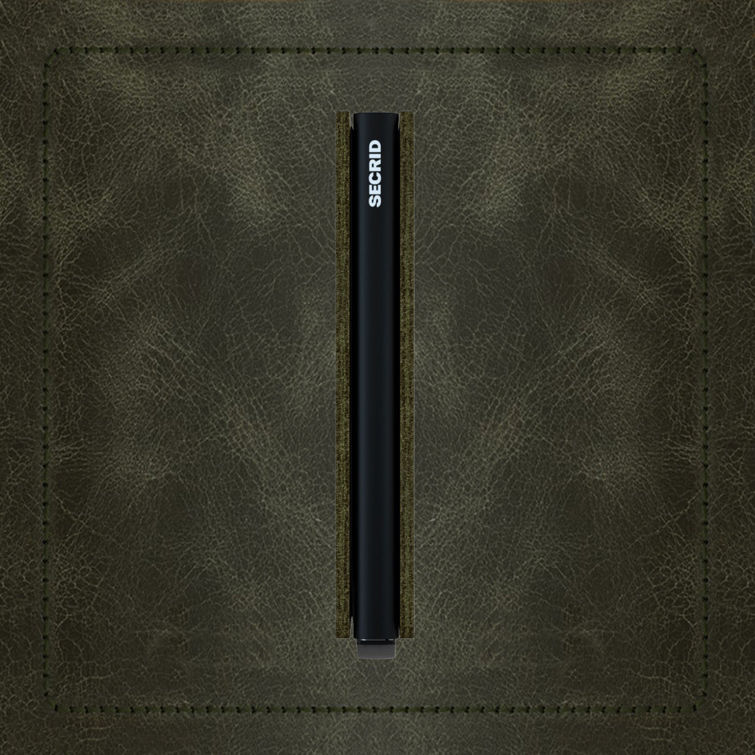 Secrid Slimwallet Vintage│art. SV-OLIVE-BLACK│Pasjeshouder│zijkant met leersoort op achtergrond