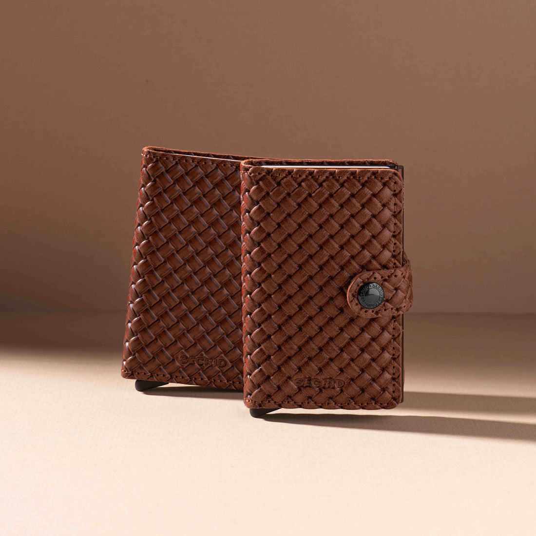 Secrid Slimwallet Basket│art. SBA-BROWN│Pasjeshouder│voorkant met witte achtergrond