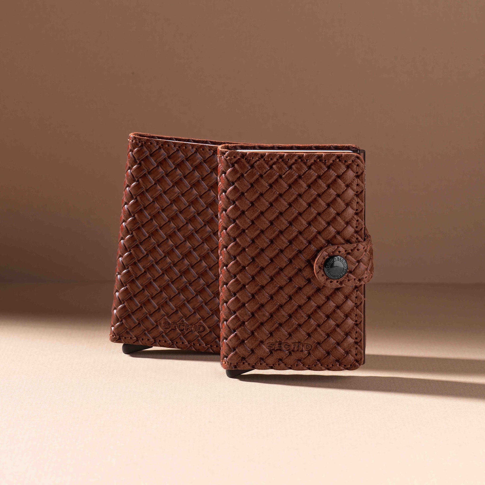 Secrid Slimwallet Basket│art. SBA-BROWN│Pasjeshouder│met miniwallet voor beige achtergrond