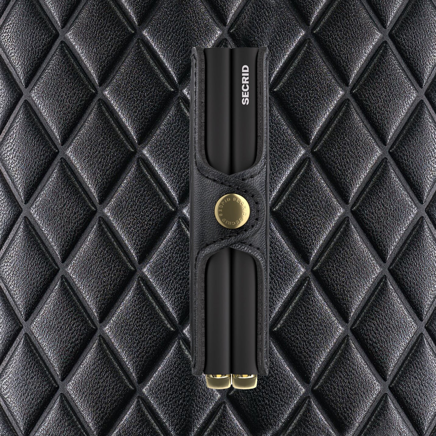 Secrid Twinwallet Emboss Diamond│art. TED-BLACK│zijkant met leersoort op achtergrond