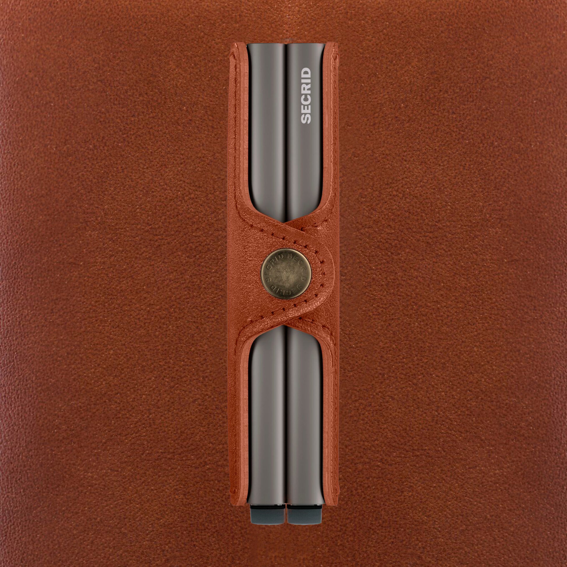 Secrid Twinwallet Texano│art. TTE-SADDLE│zijkant met leersoort op achtergrond