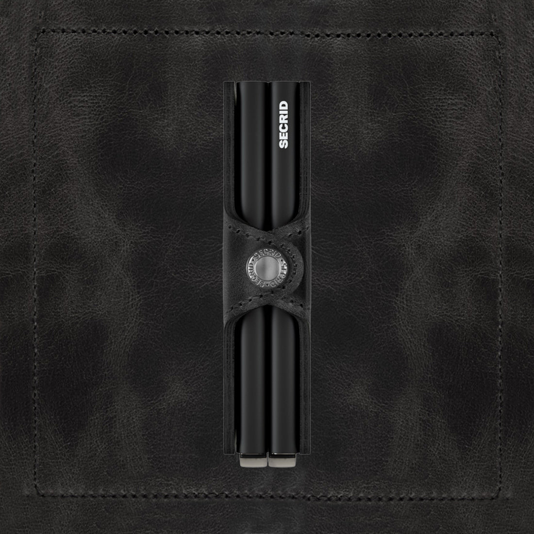 Secrid Twinwallet Vintage│art. TV-BLACK│Pasjeshouder│zijkant met leersoort op achtergrond