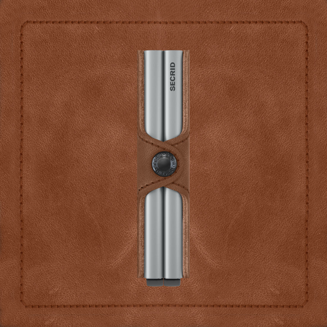 Secrid Twinwallet Vintage│art. TV-COGNAC-SILVER│Pasjeshouder│zijkant met leersoort op achtergrond