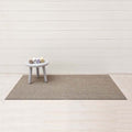 Chilewich Shag Deurmat 61x91 Heathered Pebble│art. 200551-007│vooraanzicht schui boven met tafletje op houten vloer