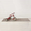 Chilewich Shag Deurmat 61x91 Heathered Pebble│art. 200551-007│met driewieler op houten ondergrond