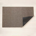 Chilewich Shag Deurmat 61x91 Heathered Pebble│art. 200551-007│bovenaanzicht met omgevouwen hoek en houten ondergrond