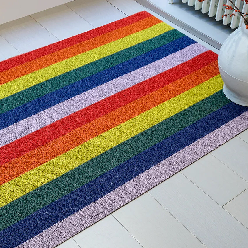 Chilewich Shag Deurmat 46x71 Pride Rainbow│art. 200872-001│close-up liggend op houten vloer met witte vaas
