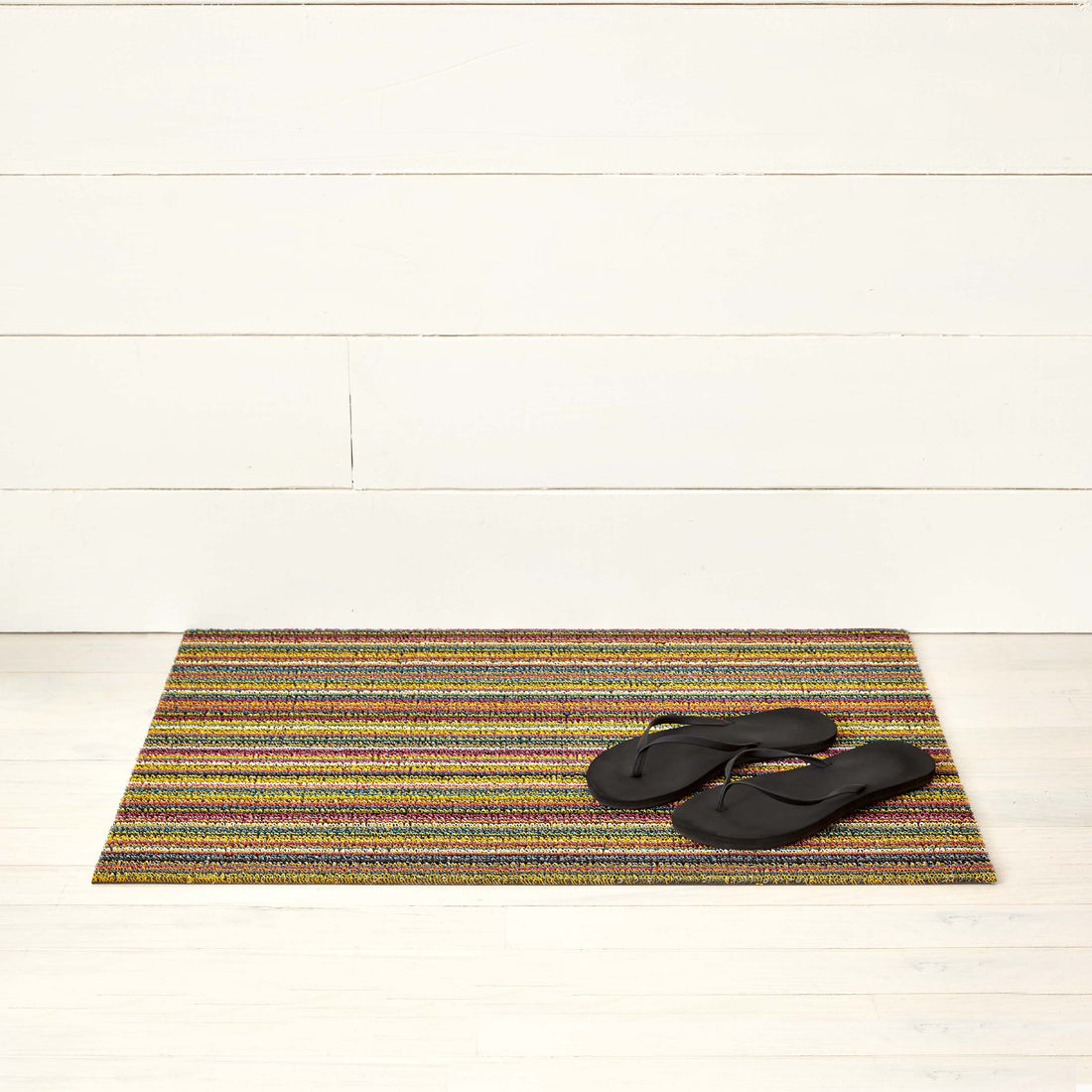 Chilewich Shag Deurmat 61x91 Skinny Stripe Bright Multi│art. 200133-002│bovenaanzicht met omvouw en witte achtergrond