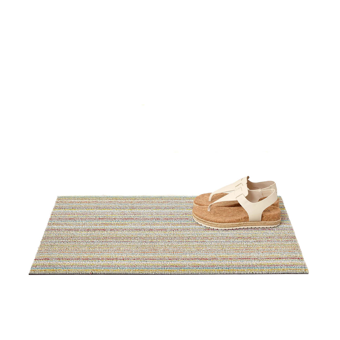 Chilewich Shag Deurmat 46x71 Skinny Stripe Soft Multi│art. 200134-011│vooraanzicht schuin met sandelen en witte achtergrond