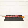 Chilewich Shag Deurmat 46x71 Skinny Stripe Steel│art. 200134-008│met paraplu op houten vloer