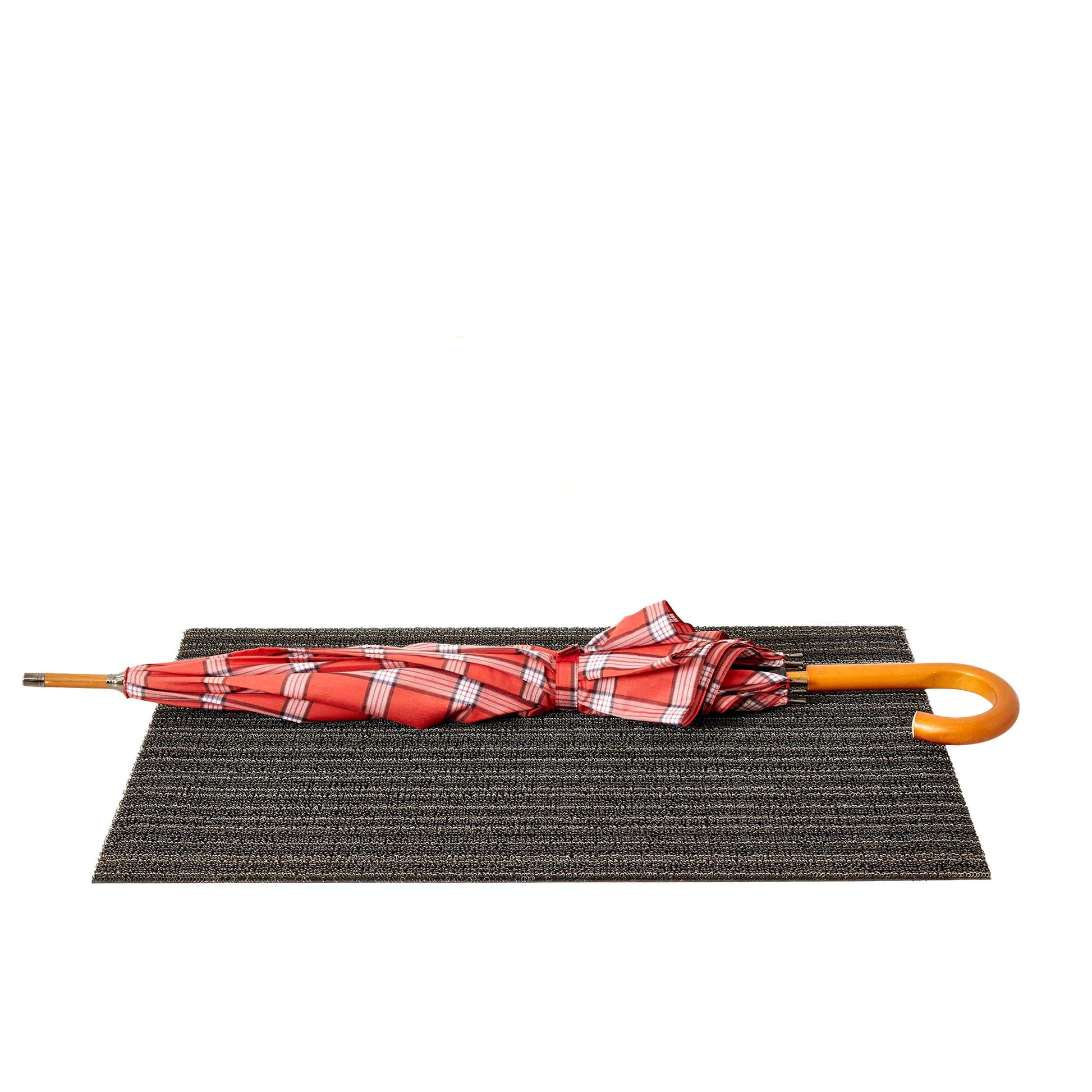 Chilewich Shag Deurmat 46x71 Skinny Stripe Steel│art. 200134-008│vooraanzicht schuin met paraplu en witte achtergrond