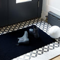 Chilewich Shag Deurmat 46x71 Solid Black│art. 200138-001│in hal met zwarte deur met schoenen en voetbal
