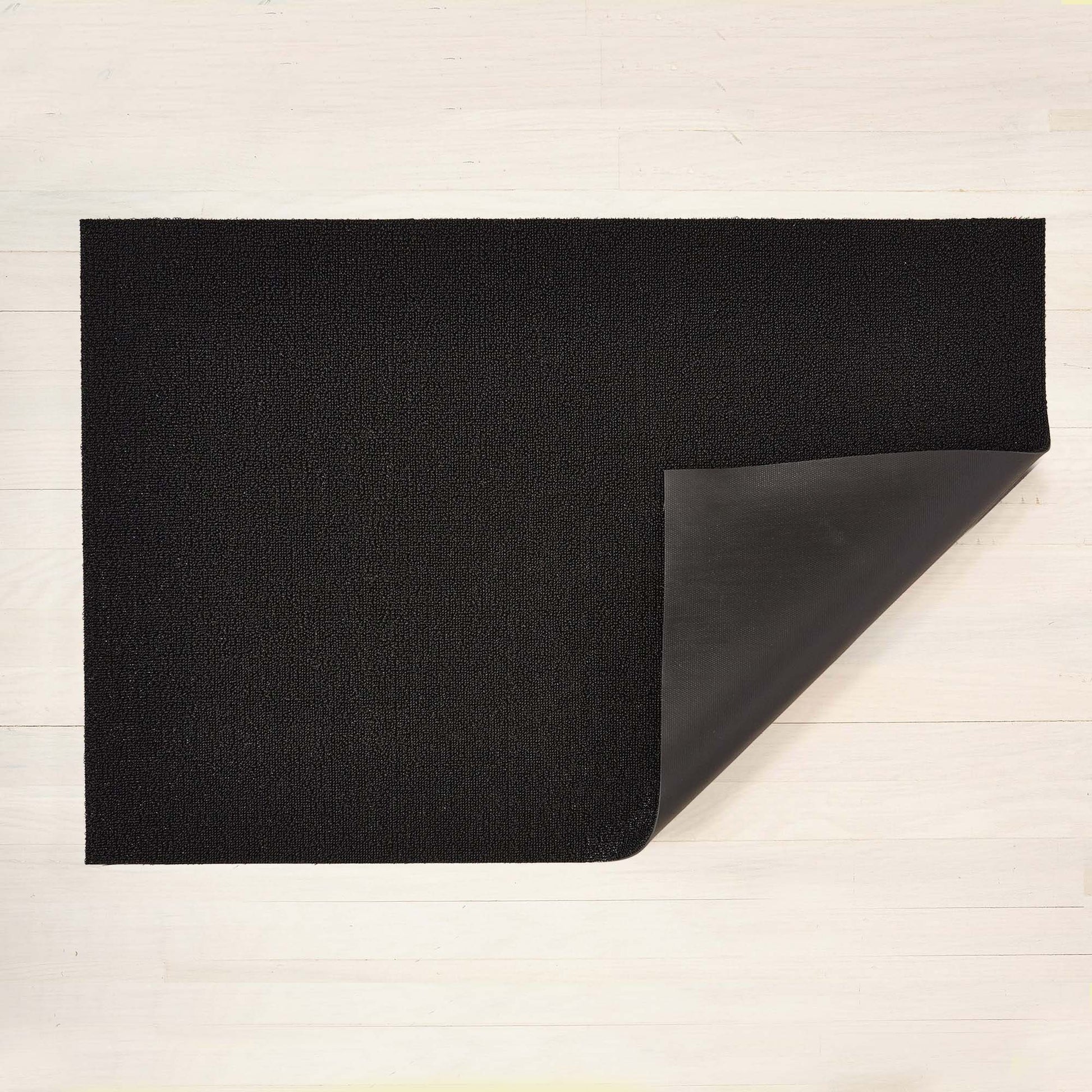 Chilewich Shag Deurmat 46x71 Solid Black│art. 200138-001│bovenaanzicht met omgevouwen hoek