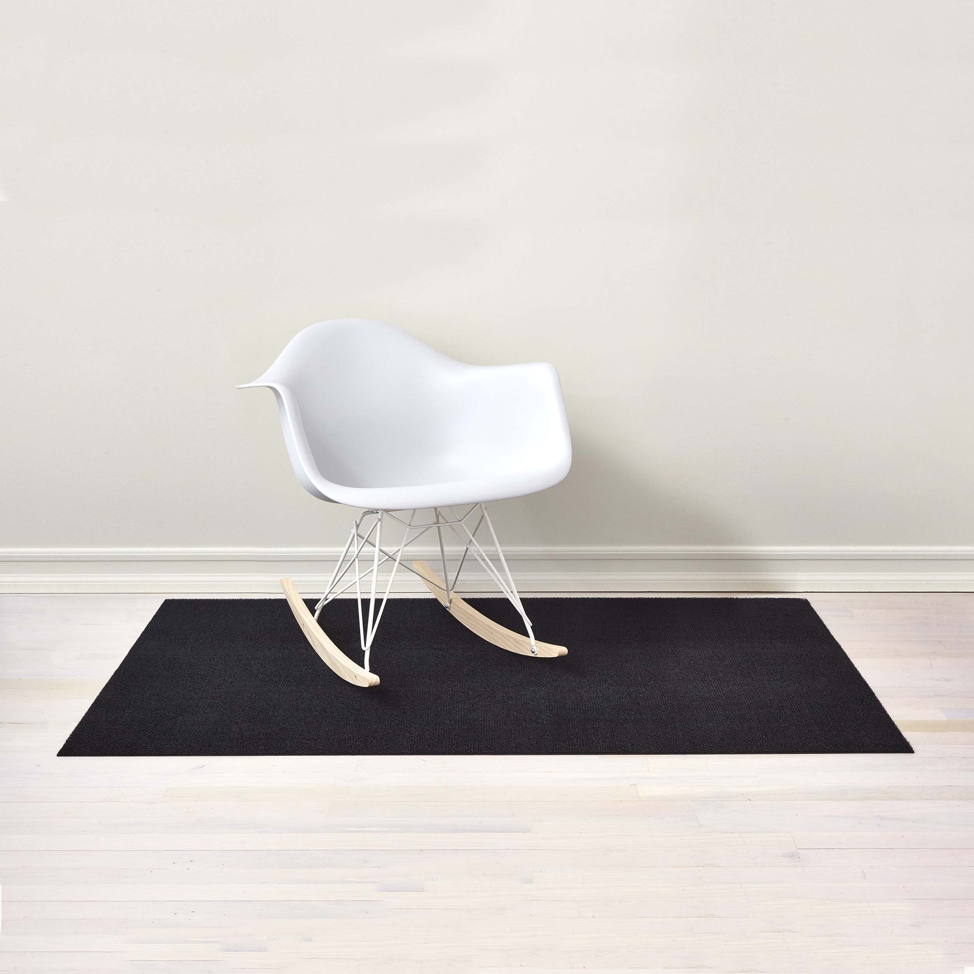 Chilewich Shag Deurmat 46x71 Solid Black│art. 200138-001│op houten vloer met eames stoel