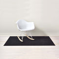 Chilewich Shag Deurmat Solid Black│art. 200140-001│vooraanzicht schuin boven op houten vloer met Eames stoel
