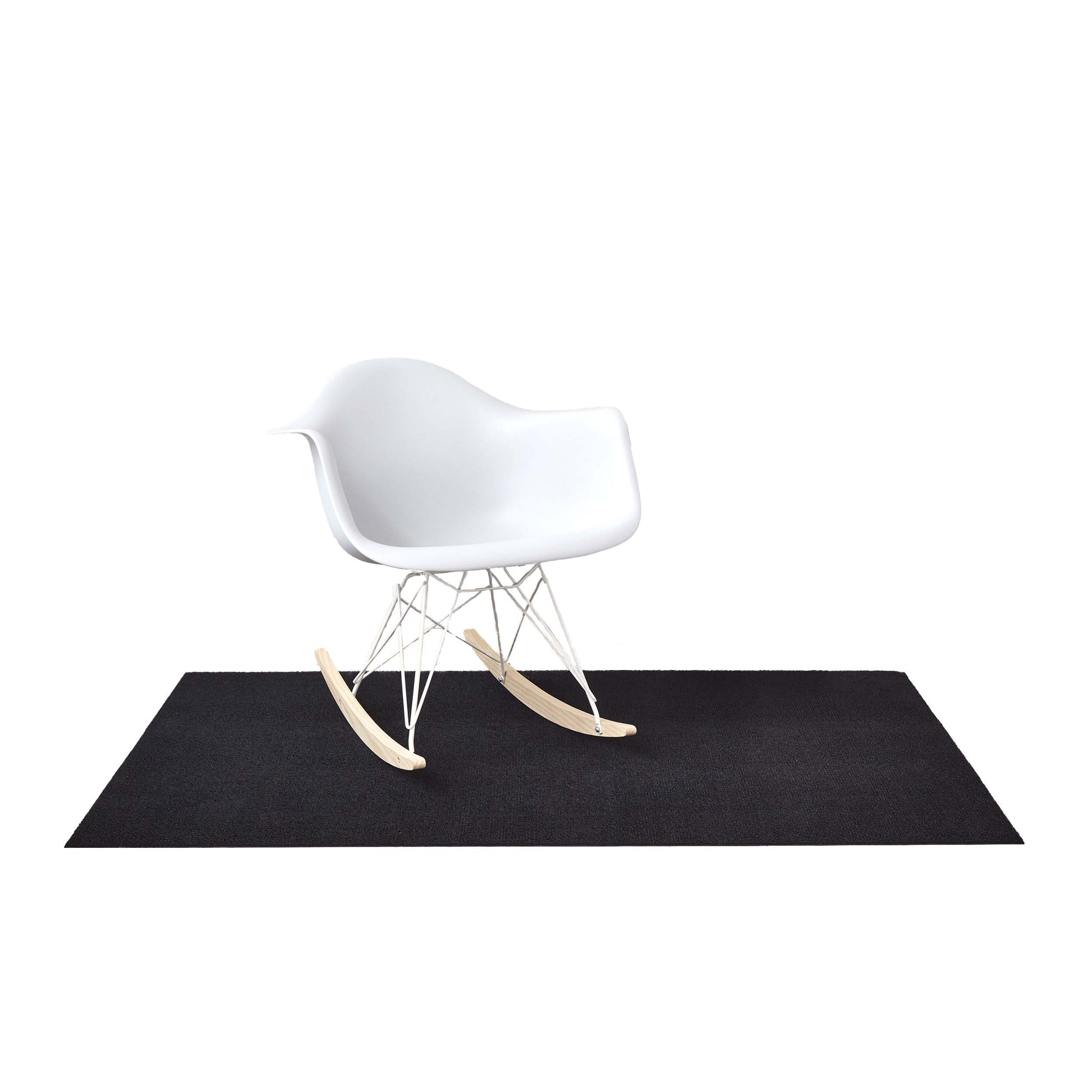 Chilewich Shag Deurmat 46x71 Solid Black│art. 200138-001│met Eames stoel en witte achtergrond