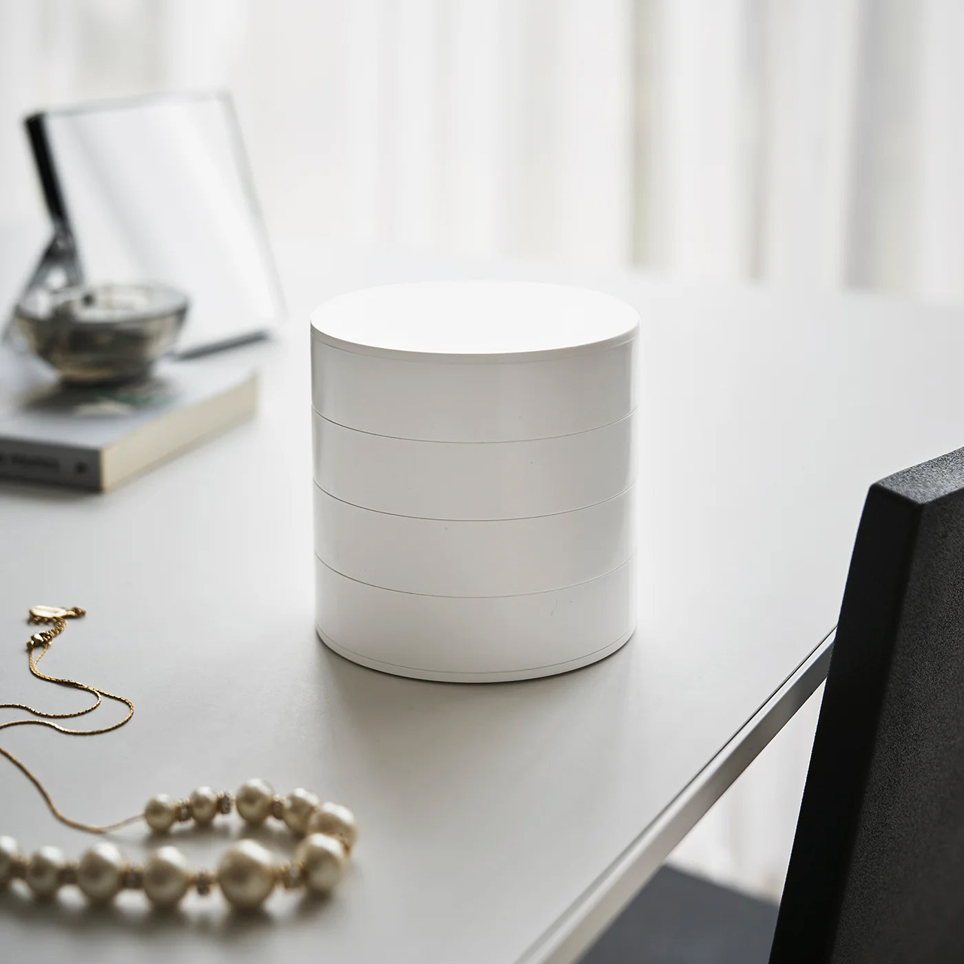 Sieradendoos Rond 4-Laags Wit Yamazaki│art. 04068│gesloten op bureau