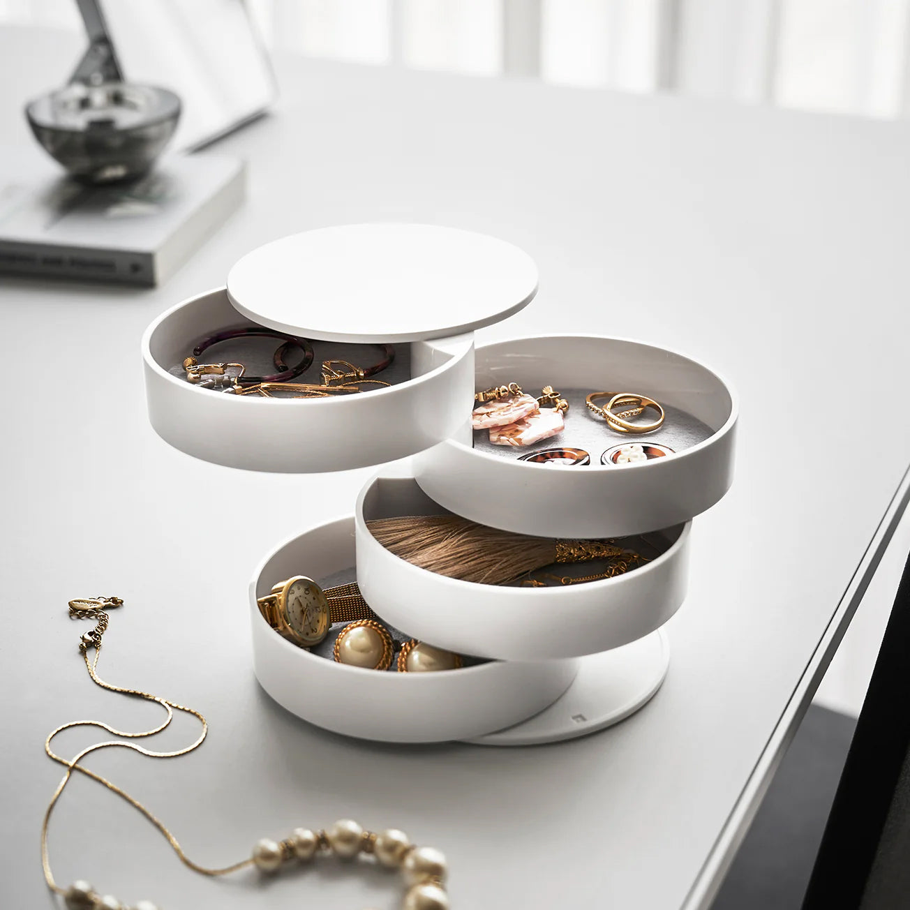 Sieradendoos Rond 4-Laags Wit Yamazaki│art. 04068│geopend met sieraden op bureau