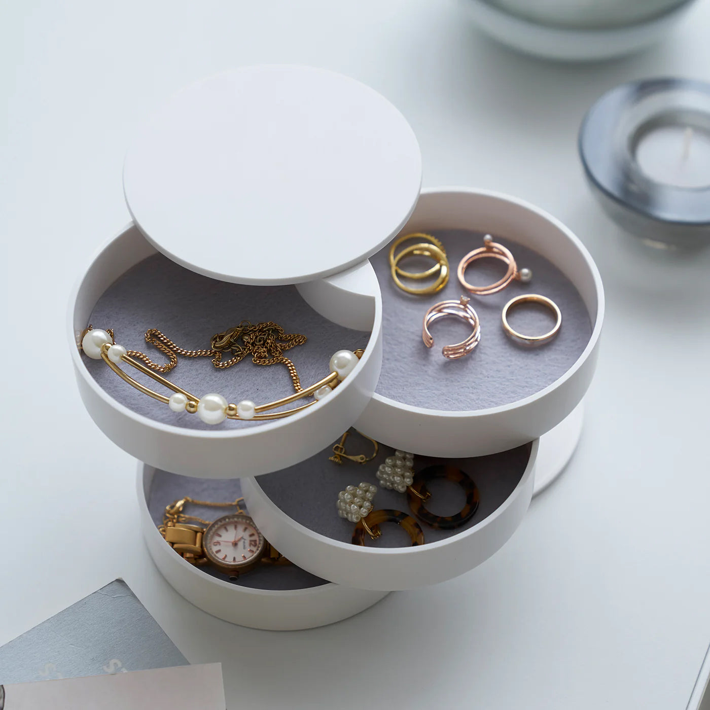 Sieradendoos Rond 4-Laags Wit Yamazaki│art. 04068│bovenaanzicht schuin geopend met sieraden