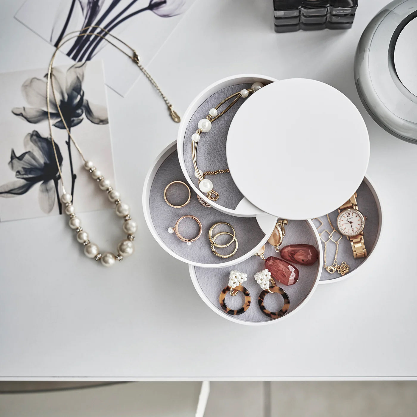 Sieradendoos Rond 4-Laags Wit Yamazaki│art. 04068│bovenaanzicht op bureau met sieraden