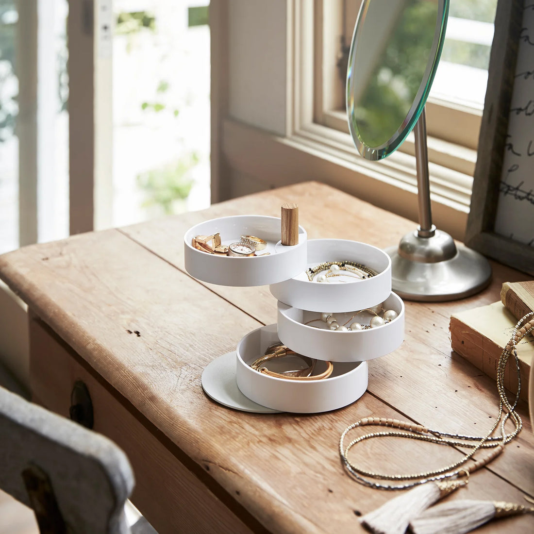 Sieradendoos Tosca 4-Laags Wit│Yamazaki│art. 03408│vooraanzicht met juwelen