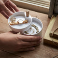 Sieradendoos Tosca 4-Laags Wit│Yamazaki│art. 03408│in hand vastgehouden