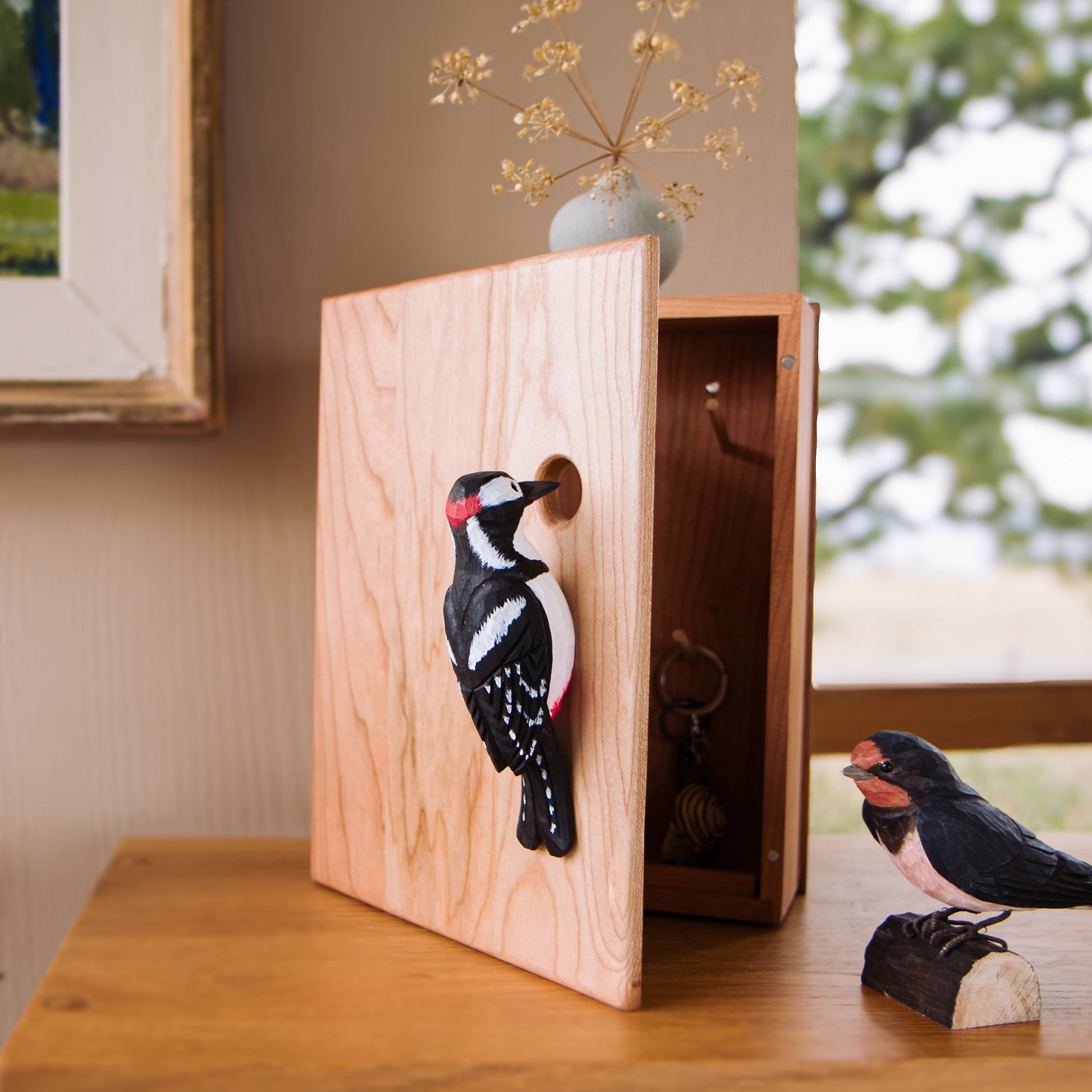 Sleutelkastje Specht Wildlife Garden│art. WG5121│staand op tafel met geopend deurtje