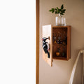Sleutelkastje Specht Wildlife Garden│art. WG5121│aan wand met sleutelbossen en vaasje op kastje