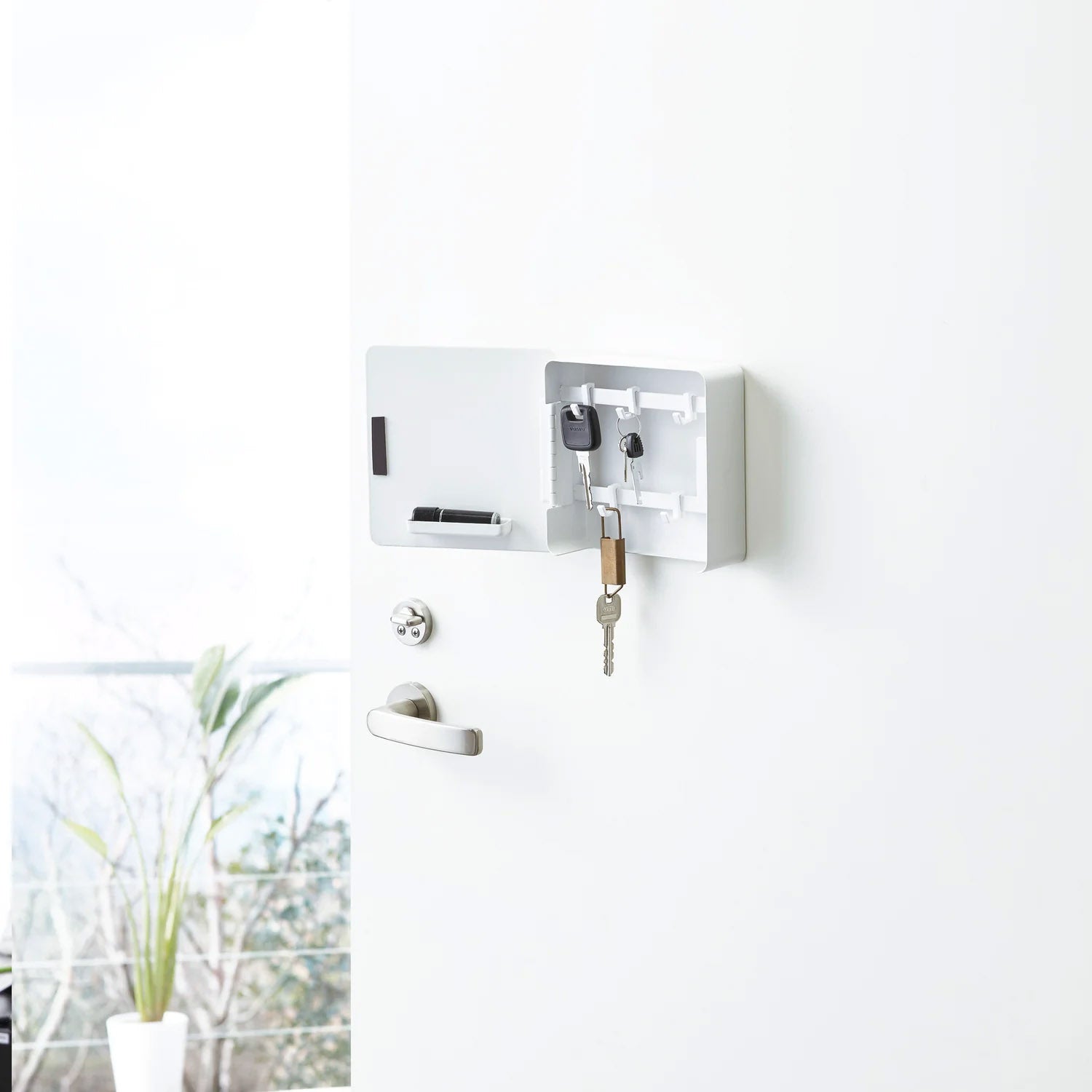 Sleutelkastje Tower Magnetisch Yamazaki│art. 04799│voorkant met deurtje geopend en sleutels aan rekje