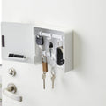 Sleutelkastje Tower Magnetisch Yamazaki│art. 04799│voorkant schuin geopend met sleutels