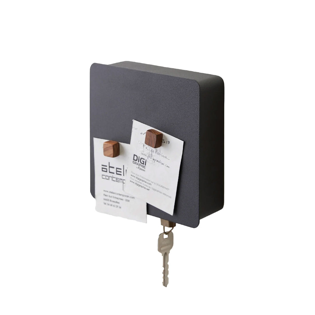 Sleutlekastje Tower Magntisch Zwart│Yamazaki│art. 04800│voorkant schuin met sleutel en magneten aan voorzijde