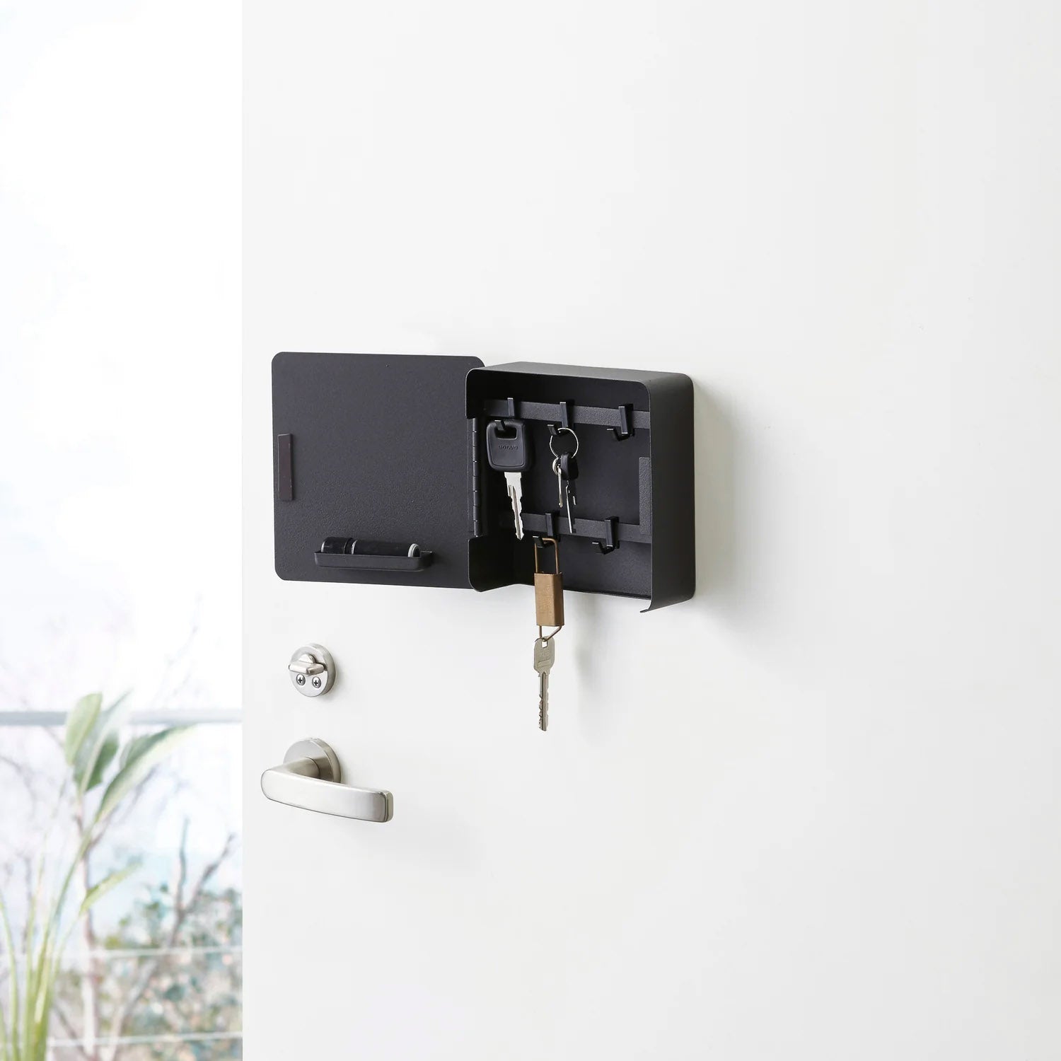 Sleutlekastje Tower Magntisch Zwart│Yamazaki│art. 04800│aan deur bevestigd