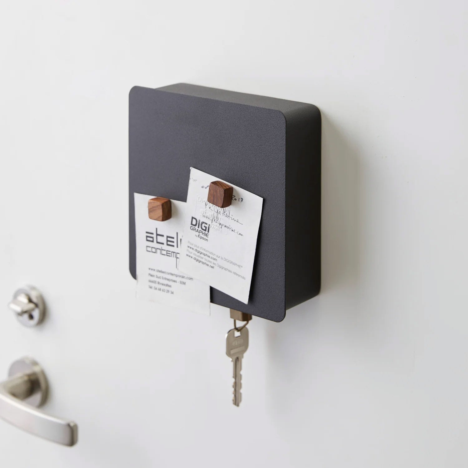 Sleutlekastje Tower Magntisch Zwart│Yamazaki│art. 04800│aan deur bevestigd met magneten en briefjes aan voorkant