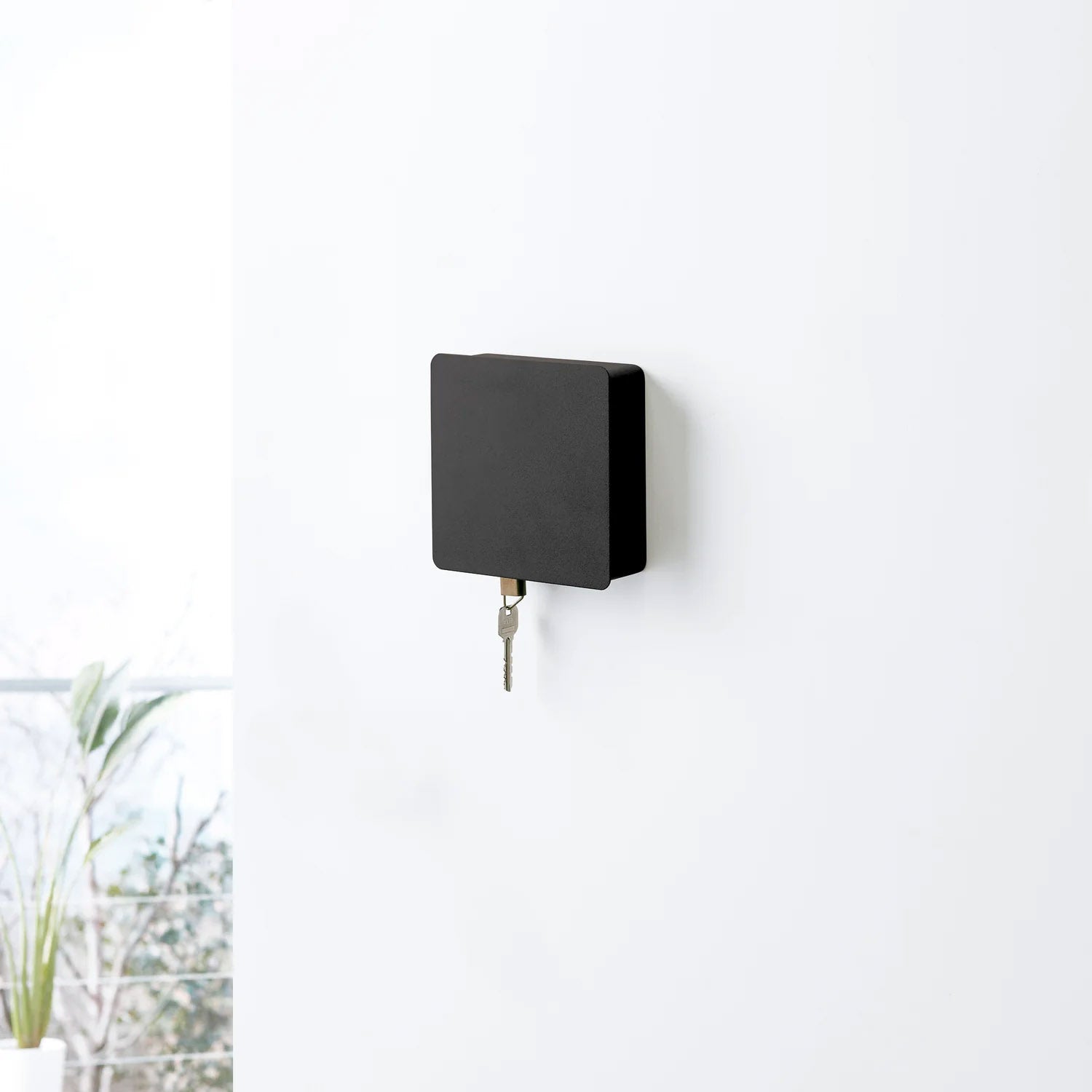 Sleutlekastje Tower Magntisch Zwart│Yamazaki│art. 04800│aan deur met gesloten front