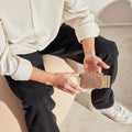 Secrid Slimwallet Vintage│art. SV-TAUPE│pasjeshouder│in hand van man met uitgeschoven pasjes