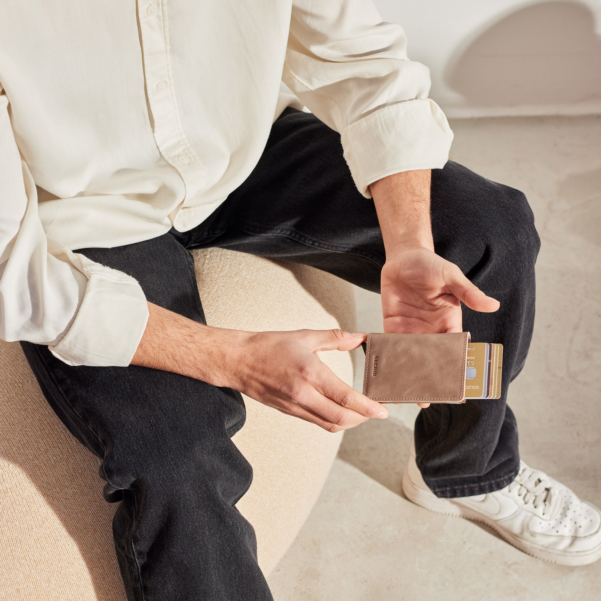 Secrid Slimwallet Vintage│art. SV-TAUPE│pasjeshouder│in hand van man met uitgeschoven pasjes