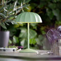 Sompex Ombrellino Oplaadbare Buitenlamp│Oliv│art. 78355│op buitentafel met planten op achtergrond