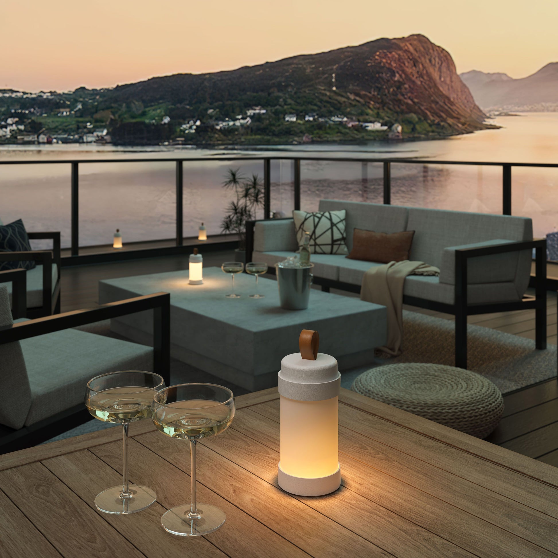 Alva Oplaadbare Tafellamp Wit│Buitenverlichting│Sompex│art. 78441│buiten op houten tafel op terras met licht aan