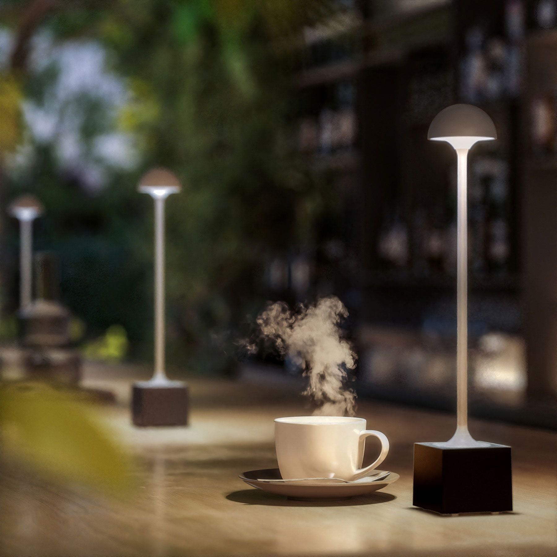 Sompex Flora Oplaadbare Tafellamp Oliv│Buitenverlichting│art. 78463│meerdere lampen in rij op houten tafel